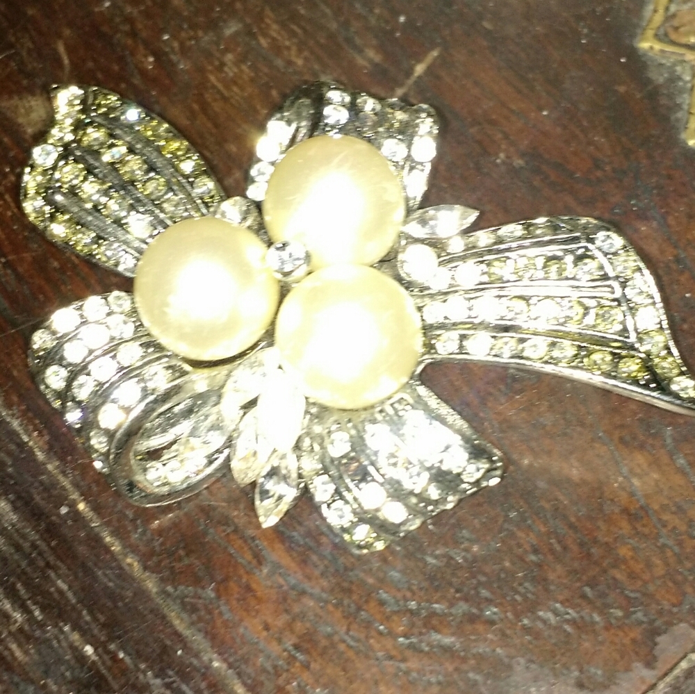 Classic Rhinestone Pearl Pin - Picture 2 of 6